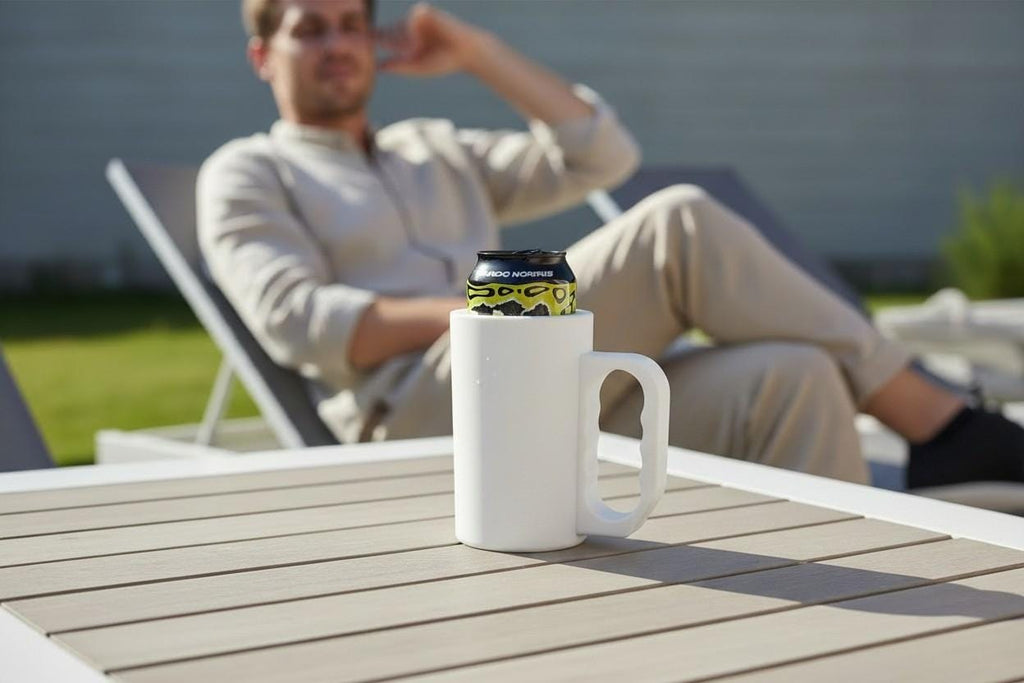 3D-printed insulated can cooler with handle in white holding a 500ml beverage can, HappyLayerMint Malta